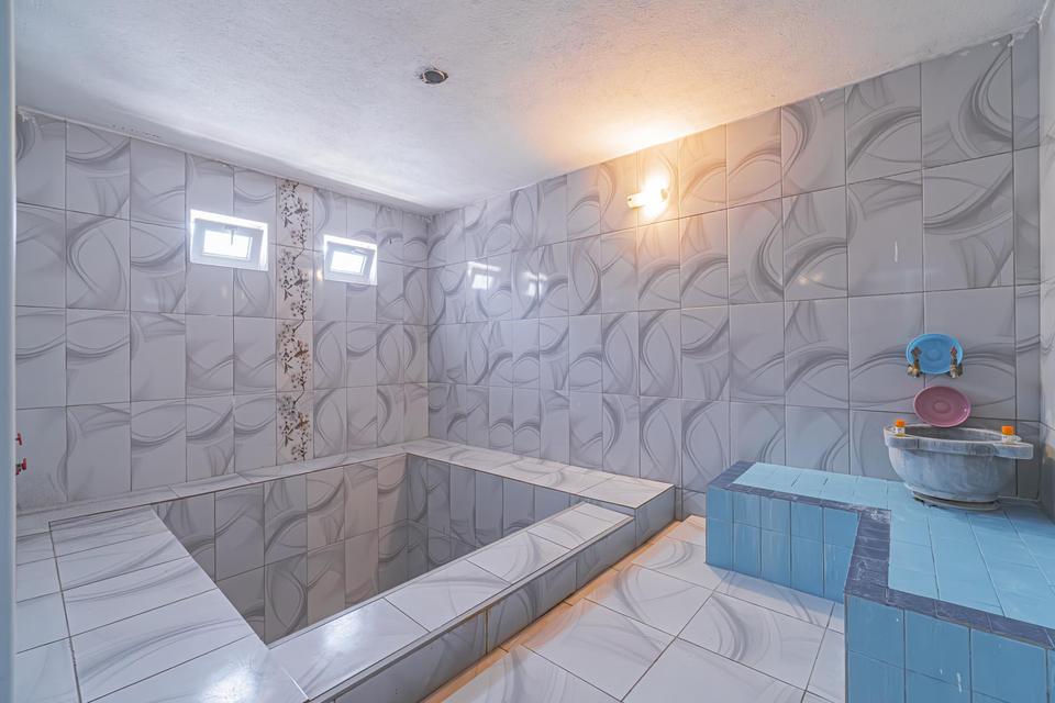 Villaya ait özel kapalı termal havuz
